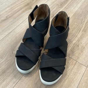 Woman’s size 8. Dr. Scholl’s platform sneaker sandal’s.  Black w/ white sole.